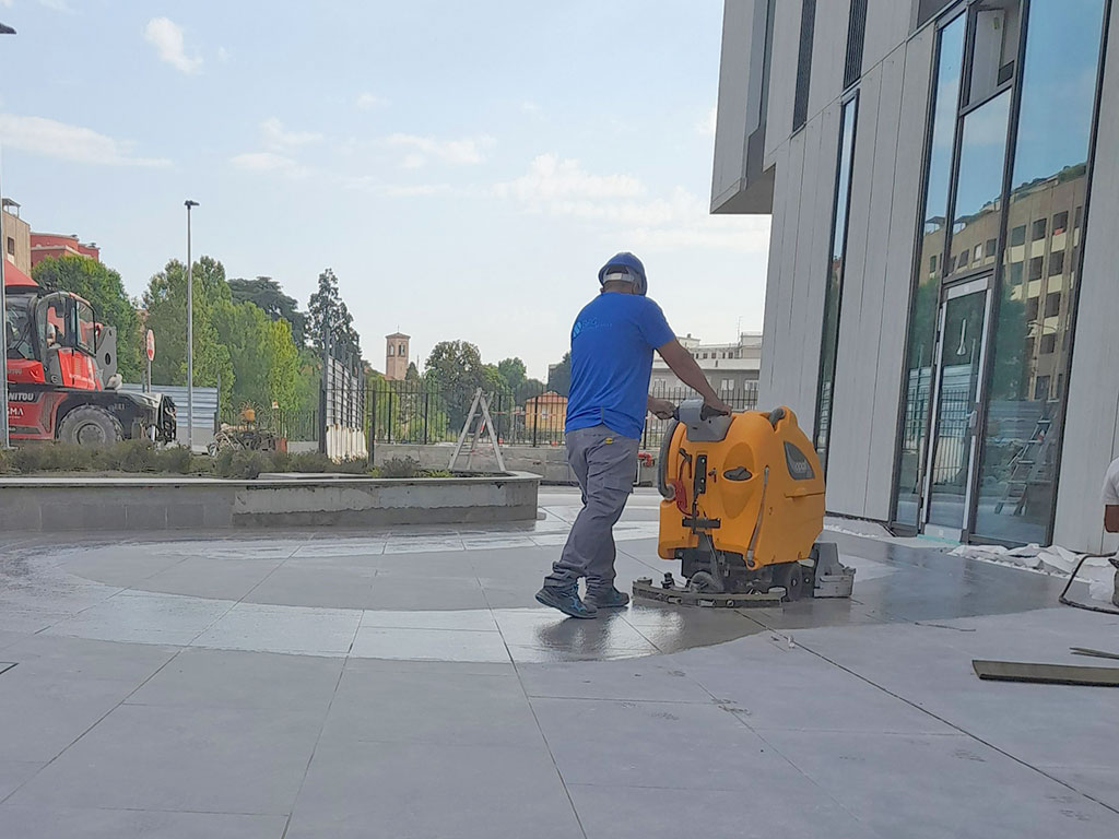 Pulizia piazzale esterno Saronno